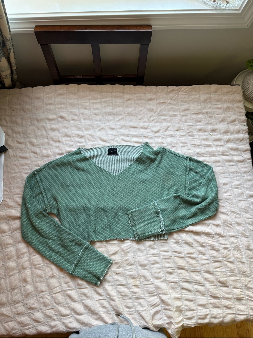 Urban Outfitters Mint Green Cropped V-Neck Knit Top - Picture 6 of 6